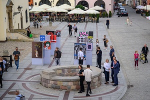 Wystawa: 5. Konfrontacje Plakatu Studenckiego - Publiczność oglądająca plakaty eksponowane na tarnowskim Rynku.