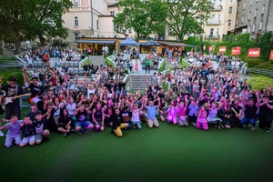 Koncert S.M.Rock - Publiczność podczas koncertu S.M.Rock oraz wykonawcy pozują do pamiątkowego zdjęcia.