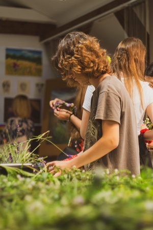 Wernisaż wystawy - Letnie Przesilenie - Pracownia Plastyczna TCK, otwarcie ekspozycji oraz wspólne wyplatanie wianków.