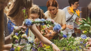 Wernisaż wystawy - Letnie Przesilenie - Pracownia Plastyczna TCK, otwarcie ekspozycji oraz wspólne wyplatanie wianków.