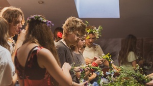 Wernisaż wystawy - Letnie Przesilenie - Pracownia Plastyczna TCK, otwarcie ekspozycji oraz wspólne wyplatanie wianków.