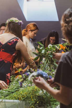 Wernisaż wystawy - Letnie Przesilenie - Pracownia Plastyczna TCK, otwarcie ekspozycji oraz wspólne wyplatanie wianków.