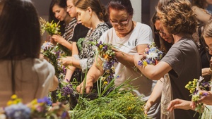 Wernisaż wystawy - Letnie Przesilenie - Pracownia Plastyczna TCK, otwarcie ekspozycji oraz wspólne wyplatanie wianków.