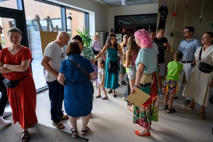 Owacje w Dom.Ku! - Publiczność w hallu Domu Kultury podziwiająca prace plastyczne podczas wernisażu