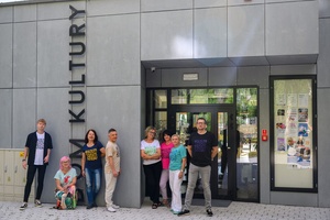 Owacje w Dom.Ku! - Zespół Domu Kultury przed głównym wejściem do budynku DKW