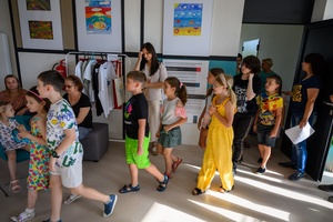 Owacje w Dom.Ku! - Publiczność w hallu Domu Kultury podziwiająca prace plastyczne podczas wernisażu