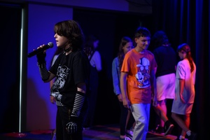 Owacje w Dom.Ku! - Na scenie DKW dzieci i młodzież występujący w spektaklu teatralno-muzycznym "Rzecz o dorastaniu"