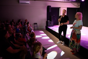 Owacje w Dom.Ku! - Dyrektor TCK Tomasz Kapturkiewicz w towarzystwie kierowniczki DKW Doroty Omylskiej przemawiający do zebranej publiczności