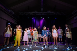 Owacje w Dom.Ku! - Na scenie DKW dzieci i młodzież występujący w spektaklu teatralno-muzycznym "Rzecz o dorastaniu"