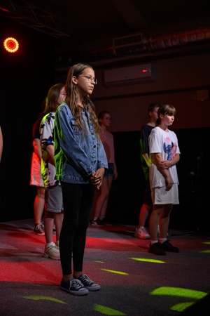 Owacje w Dom.Ku! - Na scenie DKW dzieci i młodzież występujący w spektaklu teatralno-muzycznym "Rzecz o dorastaniu"