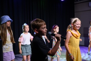 Owacje w Dom.Ku! - Na scenie DKW dzieci i młodzież występujący w spektaklu teatralno-muzycznym "Rzecz o dorastaniu"