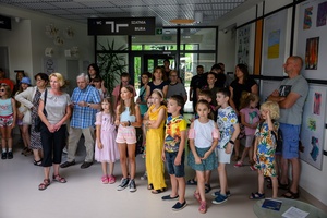 Owacje w Dom.Ku! - Publiczność w hallu Domu Kultury podziwiająca prace plastyczne podczas wernisażu