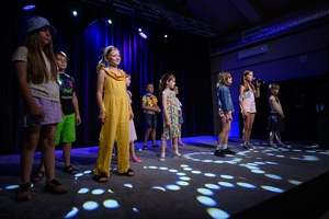 Owacje w Dom.Ku! - Na scenie DKW dzieci i młodzież występujący w spektaklu teatralno-muzycznym "Rzecz o dorastaniu"