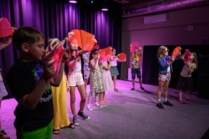 Owacje w Dom.Ku! - Na scenie DKW dzieci i młodzież występujący w spektaklu teatralno-muzycznym "Rzecz o dorastaniu"