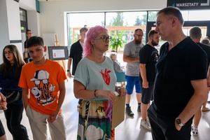 Owacje w Dom.Ku! - W hallu DKW od lewej kierowniczka Dorota Omylska i dyrektor TCK Tomasz Kapturkiewicz