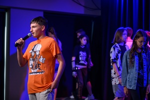 Owacje w Dom.Ku! - Na scenie DKW dzieci i młodzież występujący w spektaklu teatralno-muzycznym "Rzecz o dorastaniu"