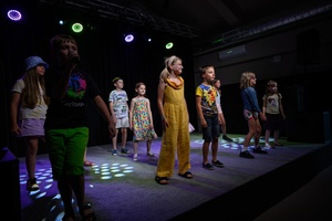 Owacje w Dom.Ku! - Na scenie DKW dzieci i młodzież występujący w spektaklu teatralno-muzycznym "Rzecz o dorastaniu"