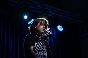 Owacje w Dom.Ku! - Na scenie DKW dzieci i młodzież występujący w spektaklu teatralno-muzycznym "Rzecz o dorastaniu"