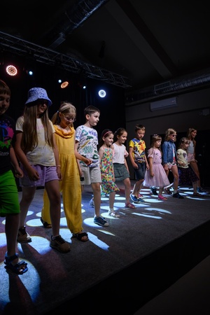 Owacje w Dom.Ku! - Na scenie DKW dzieci i młodzież występujący w spektaklu teatralno-muzycznym "Rzecz o dorastaniu"