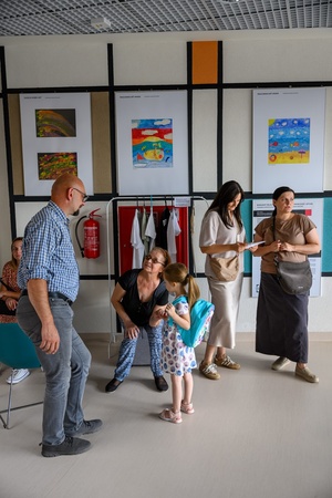 Owacje w Dom.Ku! - Publiczność w hallu Domu Kultury podziwiająca prace plastyczne podczas wernisażu