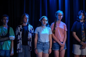 Owacje w Dom.Ku! - Na scenie DKW dzieci i młodzież występujący w spektaklu teatralno-muzycznym "Rzecz o dorastaniu"