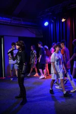 Owacje w Dom.Ku! - Na scenie DKW dzieci i młodzież występujący w spektaklu teatralno-muzycznym "Rzecz o dorastaniu"