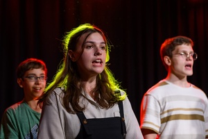 Owacje w Dom.Ku! - Na scenie DKW dzieci i młodzież występujący w spektaklu teatralno-muzycznym "Rzecz o dorastaniu"