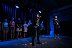 Owacje w Dom.Ku! - Na scenie DKW dzieci i młodzież występujący w spektaklu teatralno-muzycznym "Rzecz o dorastaniu"