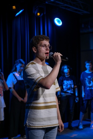 Owacje w Dom.Ku! - Na scenie DKW dzieci i młodzież występujący w spektaklu teatralno-muzycznym "Rzecz o dorastaniu"