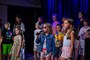 Owacje w Dom.Ku! - Na scenie DKW dzieci i młodzież występujący w spektaklu teatralno-muzycznym "Rzecz o dorastaniu"