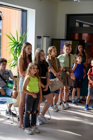 Owacje w Dom.Ku! - Publiczność w hallu Domu Kultury podziwiająca prace plastyczne podczas wernisażu