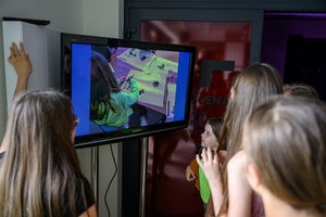 Owacje w Dom.Ku! - Publiczność w hallu Domu Kultury podziwiająca prace plastyczne podczas wernisażu