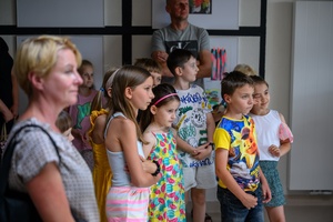 Owacje w Dom.Ku! - Publiczność w hallu Domu Kultury podziwiająca prace plastyczne podczas wernisażu