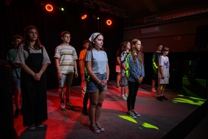 Owacje w Dom.Ku! - Na scenie DKW dzieci i młodzież występujący w spektaklu teatralno-muzycznym "Rzecz o dorastaniu"