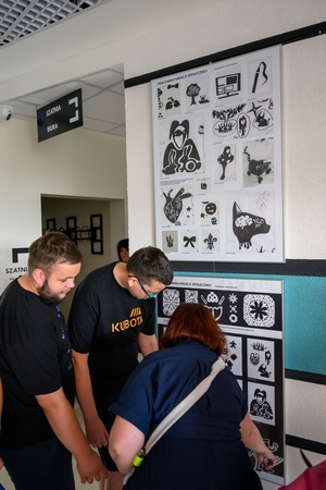 Owacje w Dom.Ku! - Publiczność w hallu Domu Kultury podziwiająca prace plastyczne podczas wernisażu