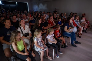 Owacje w Dom.Ku! - Publiczność oglądająca spektakl teatralno-muzyczny "Rzecz o dorastaniu"
