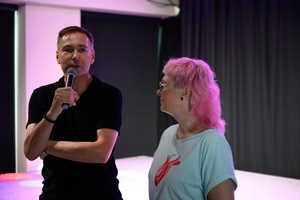 Owacje w Dom.Ku! - Dyrektor TCK Tomasz Kapturkiewicz w towarzystwie kierowniczki DKW Doroty Omylskiej przemawiający do zebranej publiczności