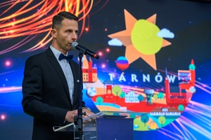 ZDEARZENIA 2024 - Gala Nagród Miasta Tarnowa - Na scenie konferansjer Sebastian Szafarz prowadzący Galę