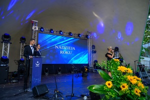 ZDEARZENIA 2024 - Gala Nagród Miasta Tarnowa - Na scenie od lewej: prowadzący Galę Sebastian Szafarz i zastępca prezydenta Agnieszka Kawa