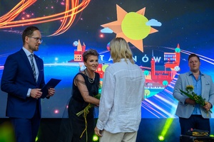 ZDEARZENIA 2024 - Gala Nagród Miasta Tarnowa - Na scenie  prezydent Jakub Kwaśny, przewodnicząca Rady Miasta Małgorzata Mękal wręczający stypendia artystyczne
