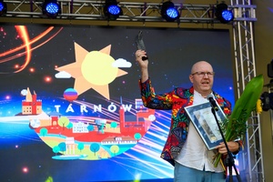 ZDEARZENIA 2024 - Gala Nagród Miasta Tarnowa - Na scenie laureat nagrody Tomasz Sobczak