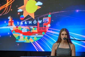 ZDEARZENIA 2024 - Gala Nagród Miasta Tarnowa - Na scenie śpiewając i grająca na pianinie Oliwia Miś