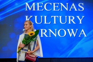 ZDEARZENIA 2024 - Gala Nagród Miasta Tarnowa - Na scenie Bernadetta Cich odbierająca nagrodę w imieniu Beaty Plazy w kategorii Mecenas Kultury