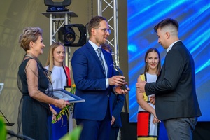 ZDEARZENIA 2024 - Gala Nagród Miasta Tarnowa - Na scenie prezydent Jakub Kwaśny wręczający nagrodę w dziedzinie kultury