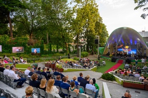 ZDEARZENIA 2024 - Gala Nagród Miasta Tarnowa - Na scenie zespół Dzień Dobry i publiczność amfiteatralna