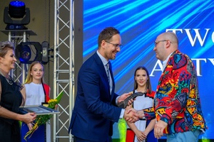 ZDEARZENIA 2024 - Gala Nagród Miasta Tarnowa - Na scenie prezydent Jakub Kwaśny wręczający nagrodę w dziedzinie kultury Tomaszowi Sobczakowi