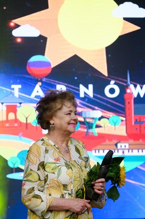 ZDEARZENIA 2024 - Gala Nagród Miasta Tarnowa - Na scenie nagrodzona za całokształt twórczości malarka Teresa Szafrańska