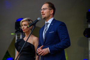 ZDEARZENIA 2024 - Gala Nagród Miasta Tarnowa - Na scenie od lewej: zastępca prezydenta Agnieszka Kawa, prezydent Jakub Kwaśny