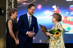 ZDEARZENIA 2024 - Gala Nagród Miasta Tarnowa - Na scenie przewodnicząca Rady Miasta Małgorzata Mękal, prezydent Jakub Kwaśny i malarka Teresa Szafrańska