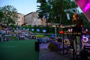 ZDEARZENIE 2024 - Koncert: YASNO, MEEK, OH WHY? - Amfiteatralna publiczność z perspektywy sceny